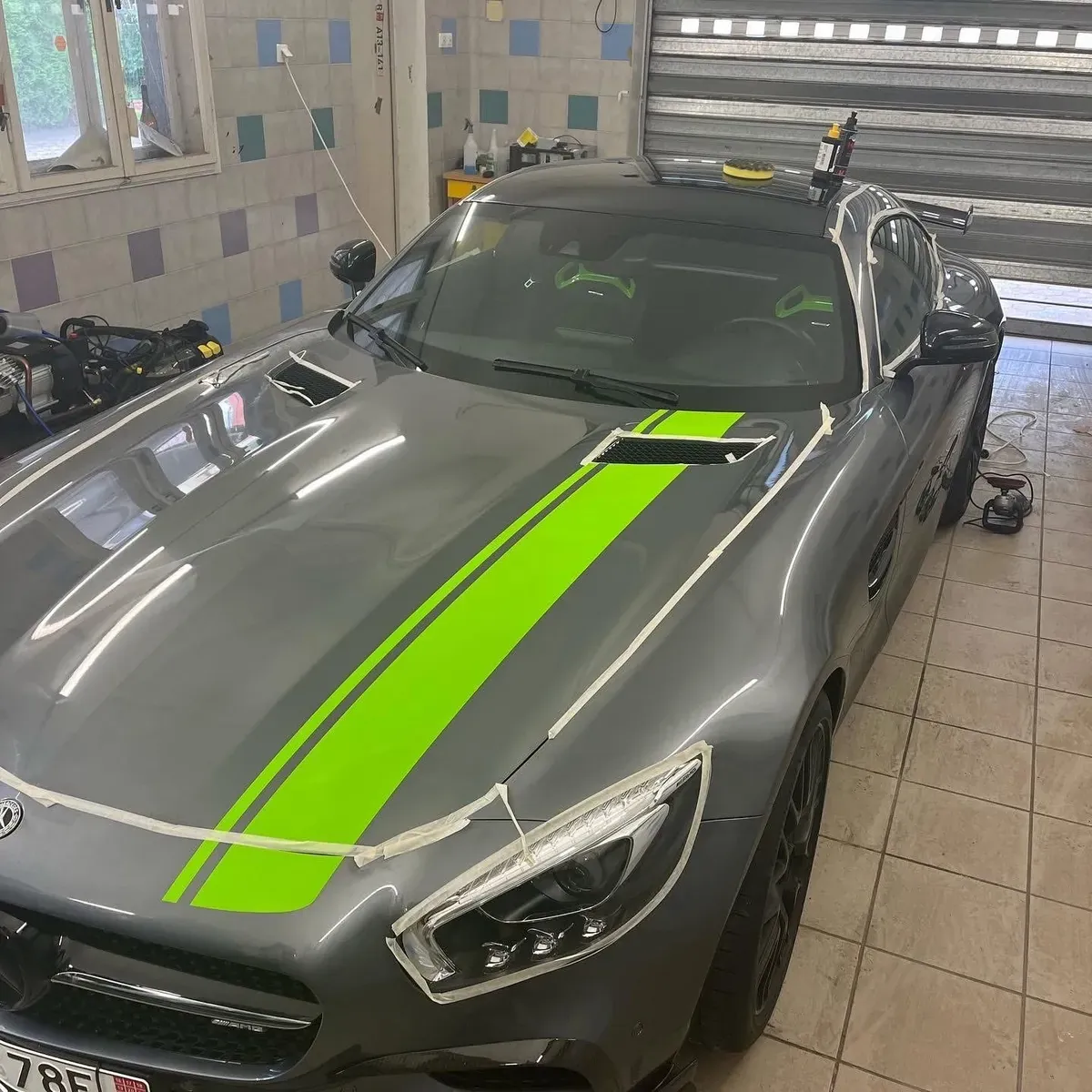 Mercedes-AMG GT z zaščitnim trakom, pripravljen na poliranje
