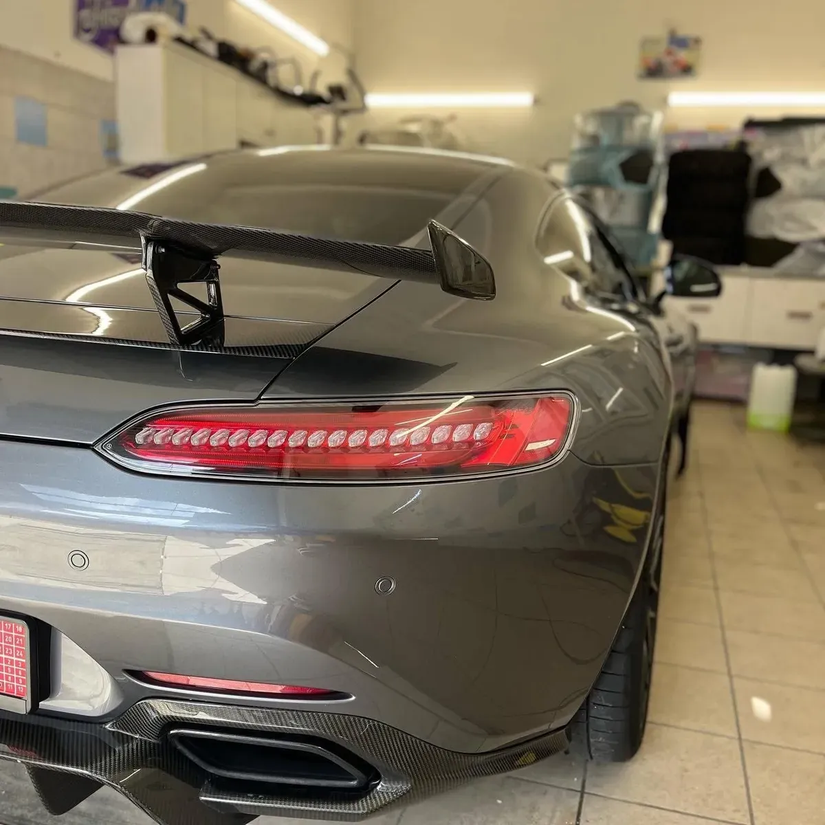 Zadek sijočega Mercedes-AMG GT v studiu
