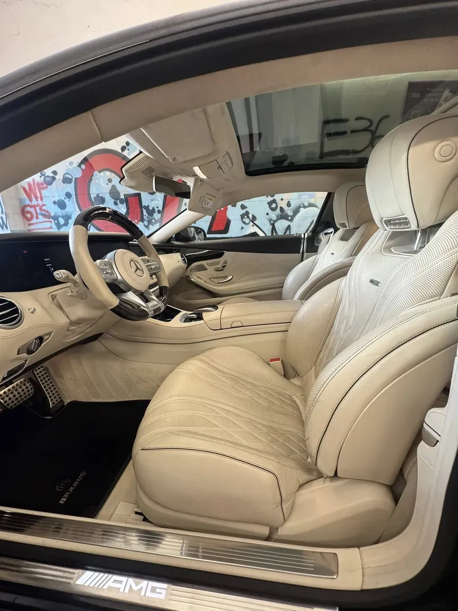Svetla usnjena notranjost Mercedesa S po čiščenju