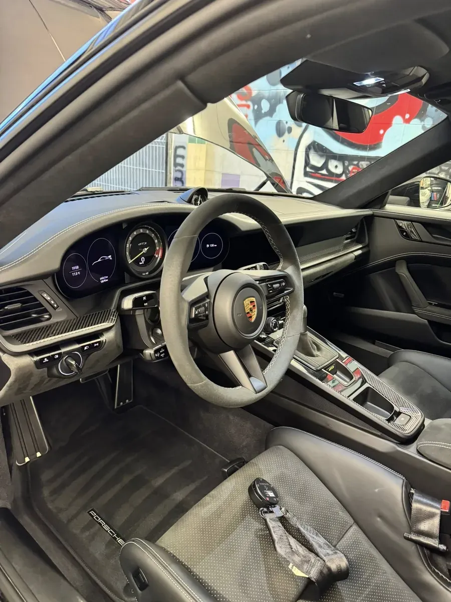 Očiščena armaturna plošča in volan Porsche 911