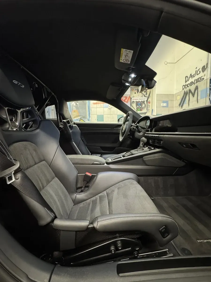 Pogled na voznikov sedež Porsche 911 GT3
